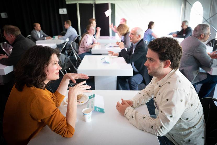 Gesprekken door studenten aan tafel