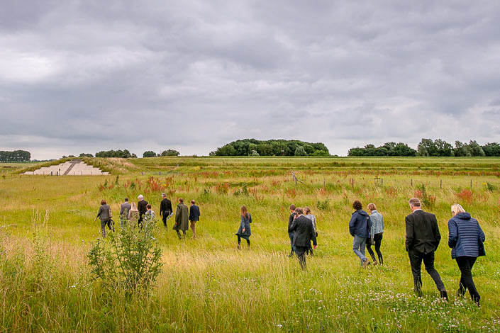 Mensen lopend door een weiland