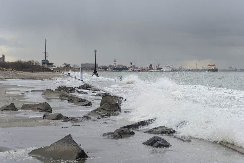 Branding op een rotsenstrand