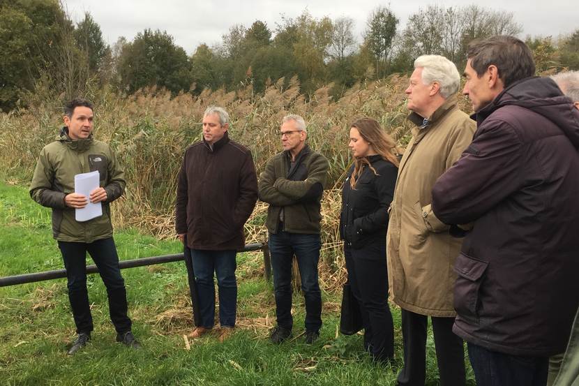 Werkbezoek door Wim Kuijken in Land van Cuijk in weiland