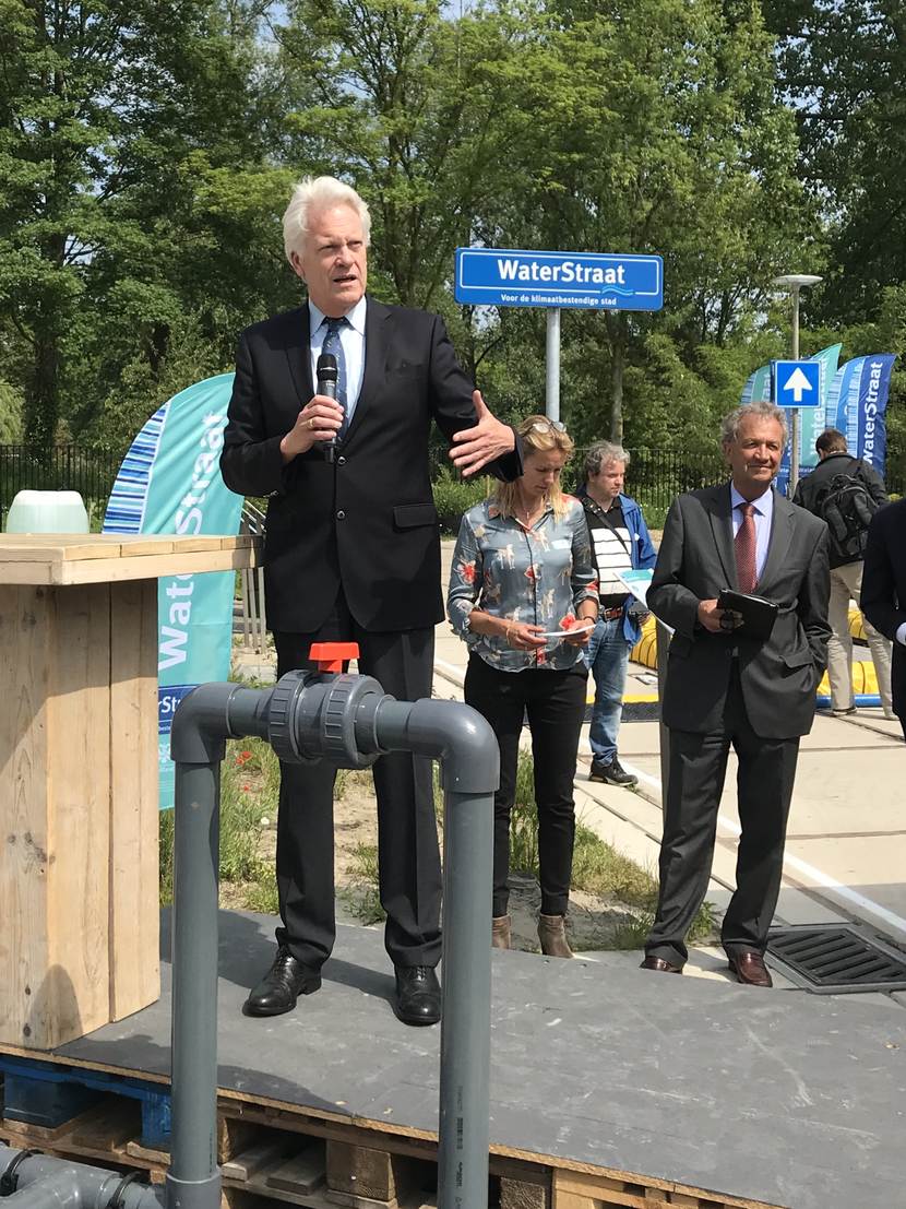 Wim Kuijken spreekt bij een pijpleiding in de Waterstraat