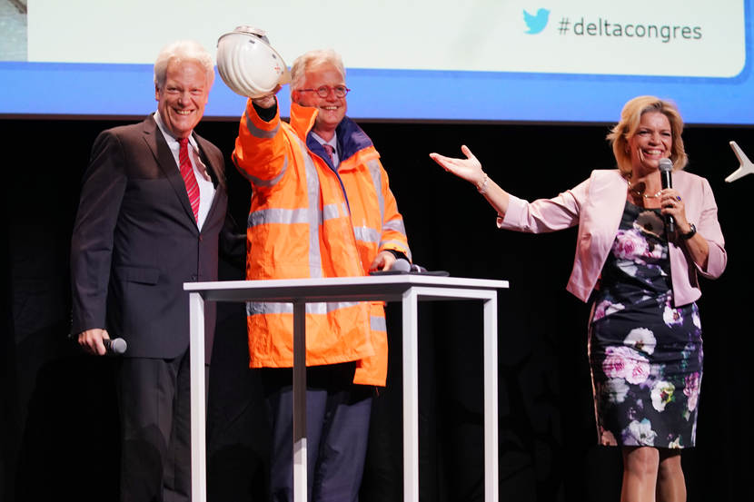 Wim Kuijken met nieuwe deltacommissaris Peter Glas die met een helm zwaait