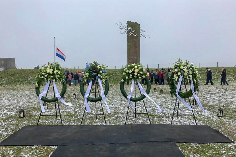 Vier herdenkingskransen in Ouwerkerk tijdens herdenking watersnoodramp