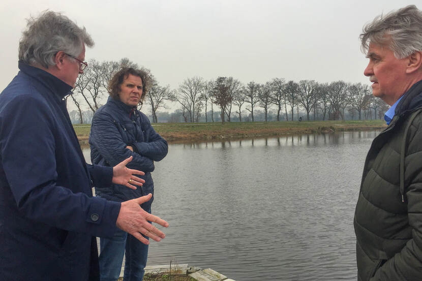 Deltacommissaris bij een waterproject in Wolvega met twee andere mannen