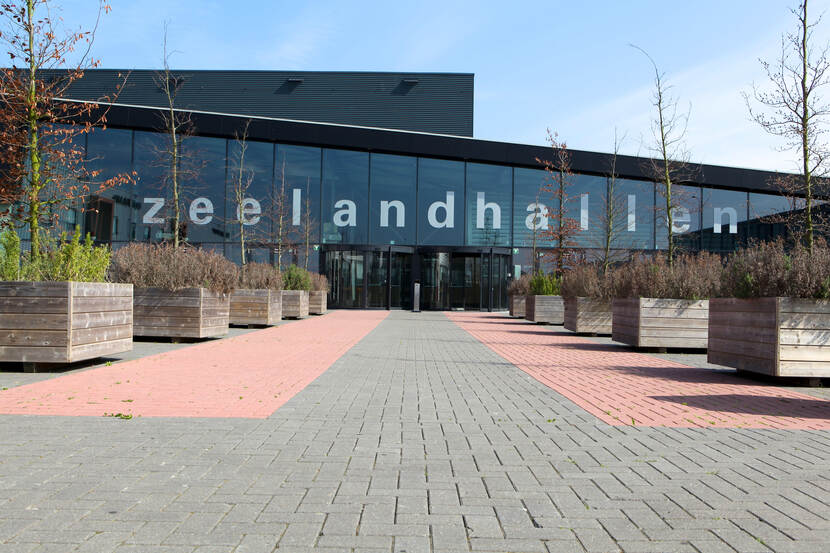 De entree en oprijlaan van de zeelandhallen