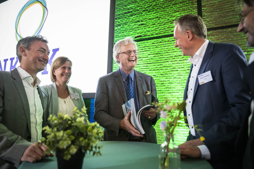 Gesprek rond de tafel en overhandiging boek aan Peter Glas