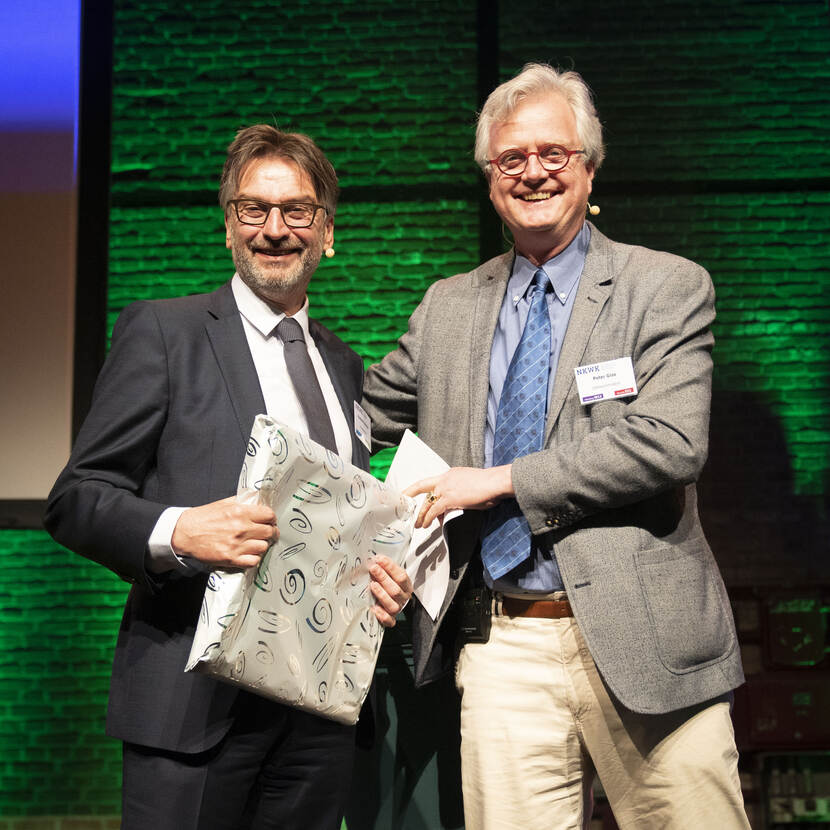 Peter Glas overhandigt cadeau aan Roeland Allewijn