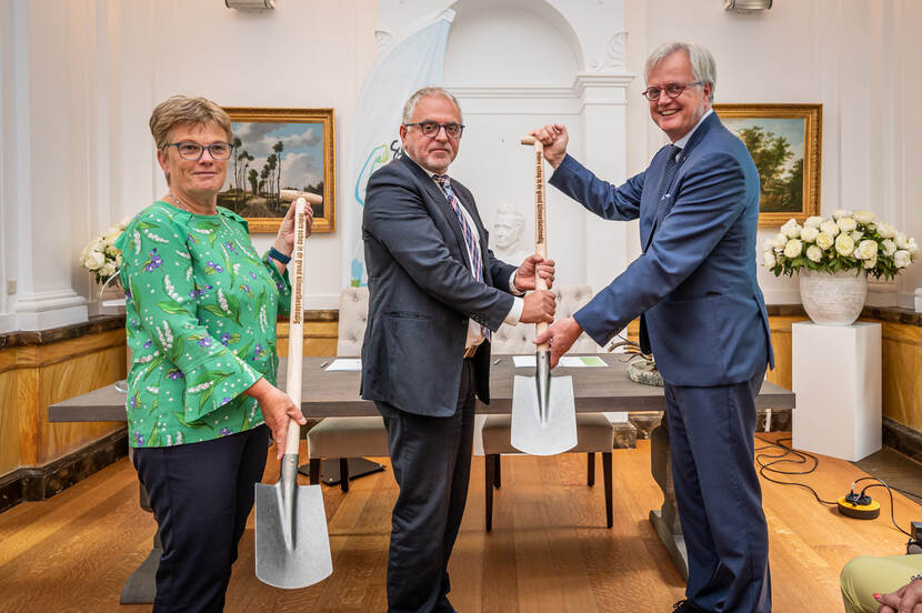 Deltacommissaris Peter Glas (rechts) met Harry Wagemakers (heemraad van waterschap Hollandse Delta) en Tea Both (wethouder gemeente Goeree Overflakkee).