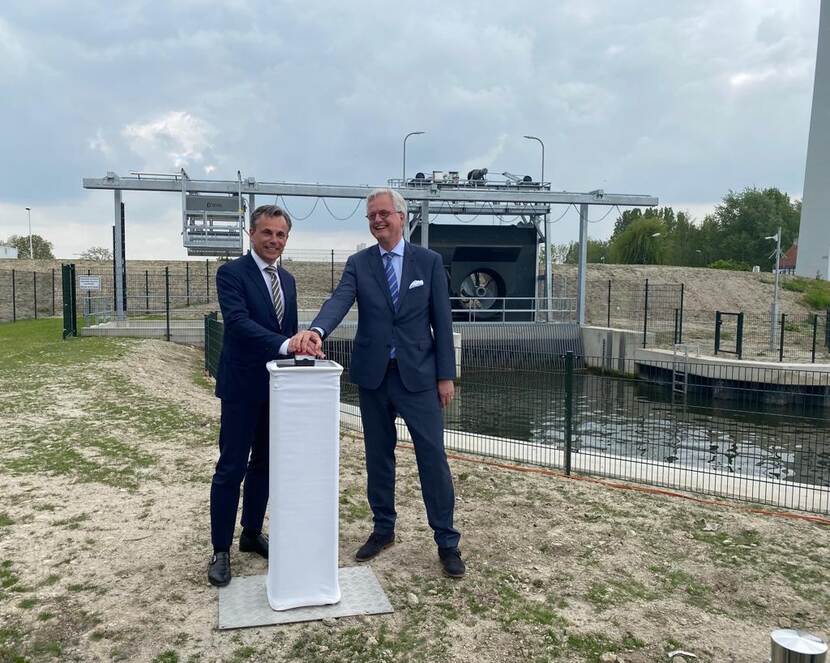 Mark Harbers en Peter Glas bij waterinlaat Roode Vaart