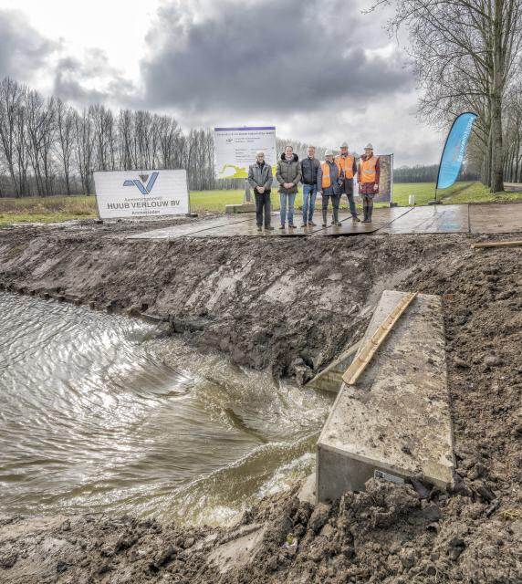 Drie agrariërs uit het gebied, Mathieu Gremmen, Peter Glas en Liz van Duin bekijken hoe het water na de opening stroomt.